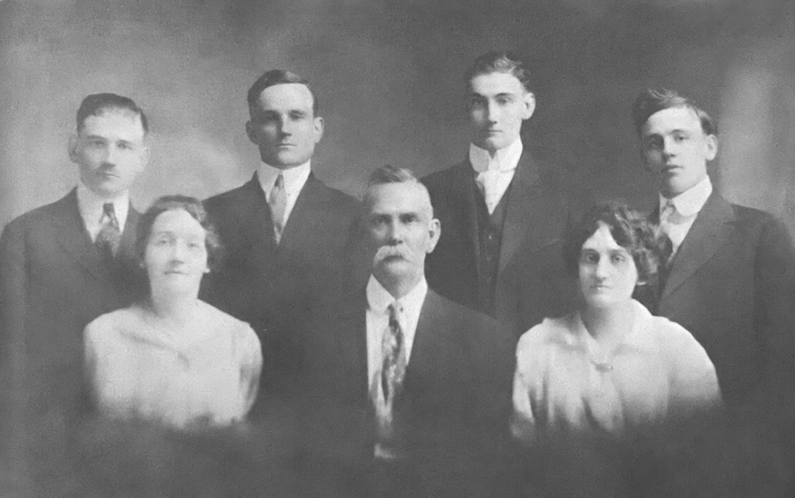 James Woodrow Mooney seated with six of his adult children